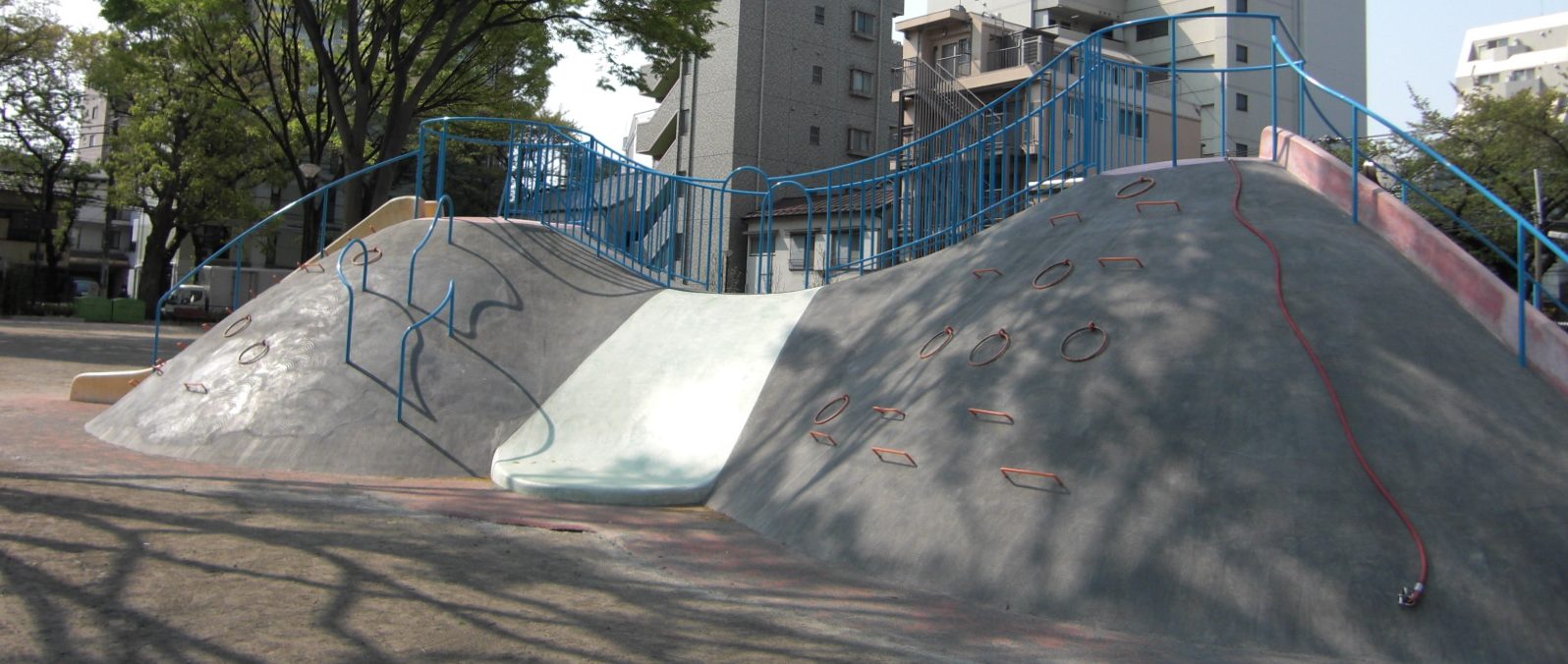 安全規準に対応した現場打遊具の改修 写真